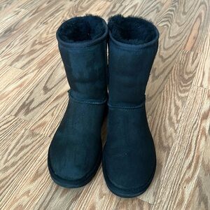 UGG black size.6